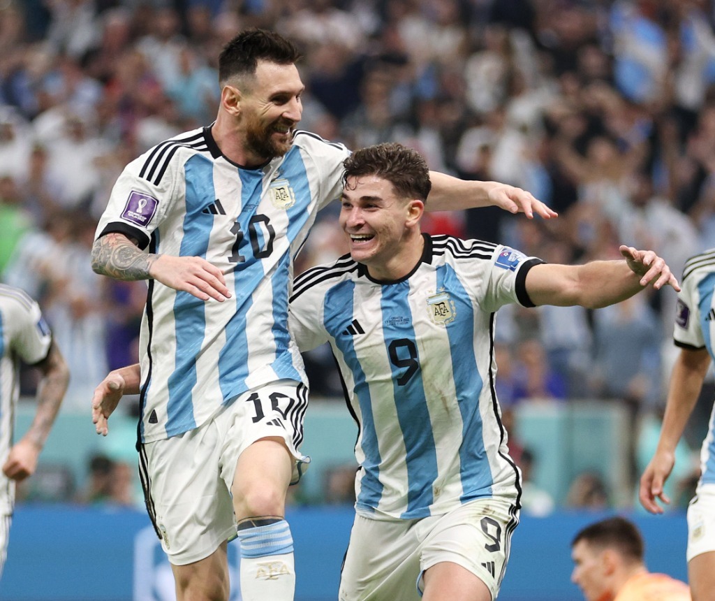 Lionel Messi é o melhor em campo, Álvarez marca duas vezes, e Argentina está na final da Copa do Mundo