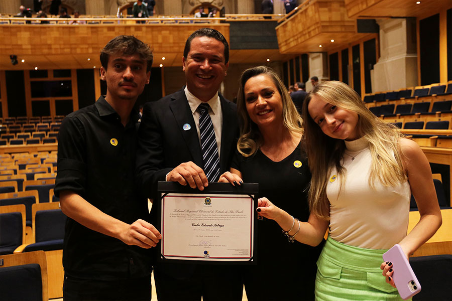 Ao lado da família, o deputado estadual Eduardo Nóbrega exibe diploma entregue pelo TRE