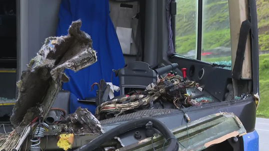 Vidro foi destruído após ônibus bater em caminhão na Rodovia dos Bandeirantes, em SP 