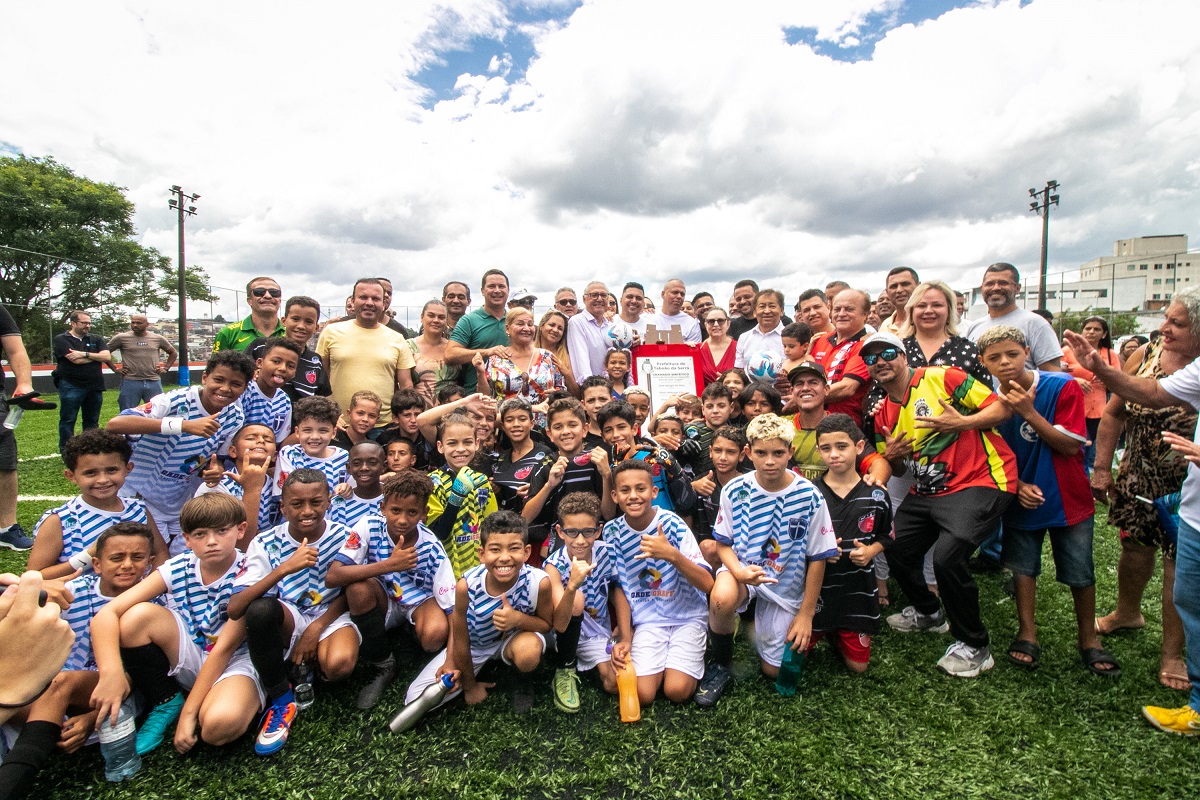 Inauguração contou com a presença de autoridades locais, membros da Secretaria de Esportes e Lazer, organizadores dos campeonatos de futebol da região e alunos das escolinhas da prefeitura 