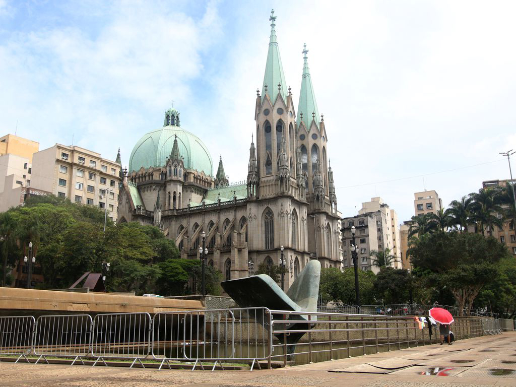 Grades colocadas em volta dos canteiros na praça da Sé