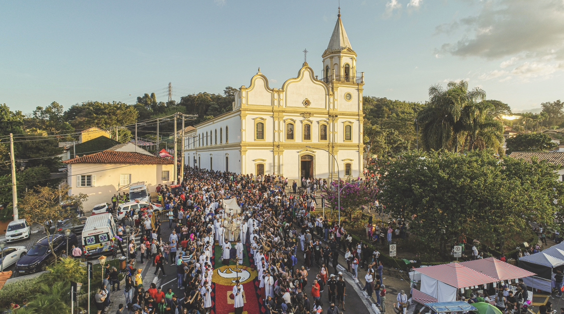 Além das tradições religiosas e dos famosos tapetes com mais de 800 metros que percorre o centro histórico, o evento também contará diversas barracas, entre alimentação e artesanato