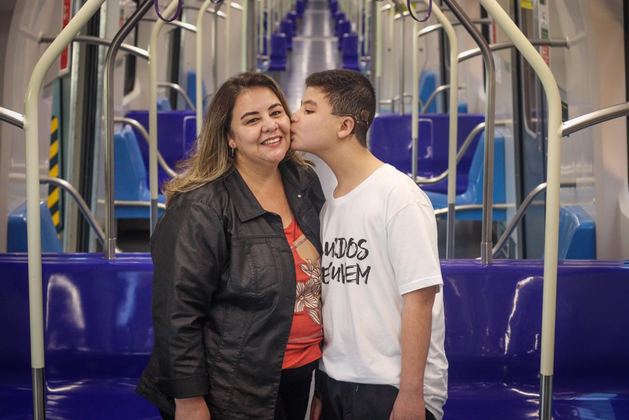 Garoto com a mãe, Roselane