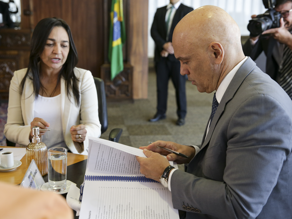 Eliziane Gama na entrega do relatório final da CPMI ao ministro do STF Alexandre de Moraes