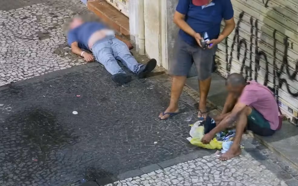 Momento em que homem abre carteira da vítima