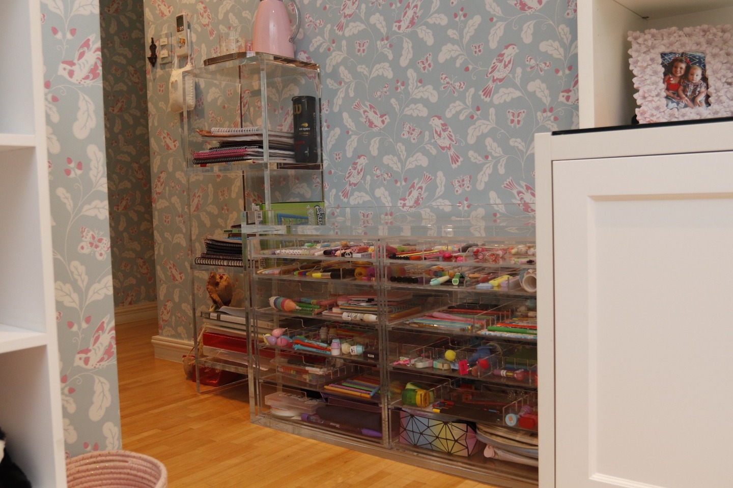 Gaveteiros e Organizadores em Acrílicos, aplicados em Quarto Infantil, para fins de Estudo, organização de itens de Papelaria e Craft, em harmonia com o papel de parede.