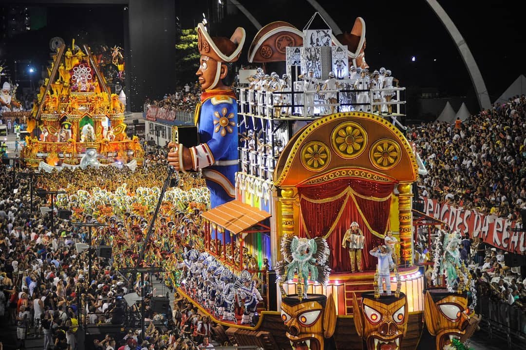 Desfile anterior da escola de samba Dragões da Real