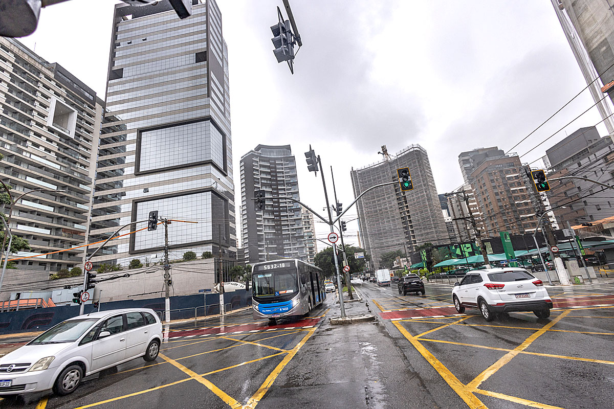 Avenida Ibirapuera; bairro registra piora na qualidade do ar 