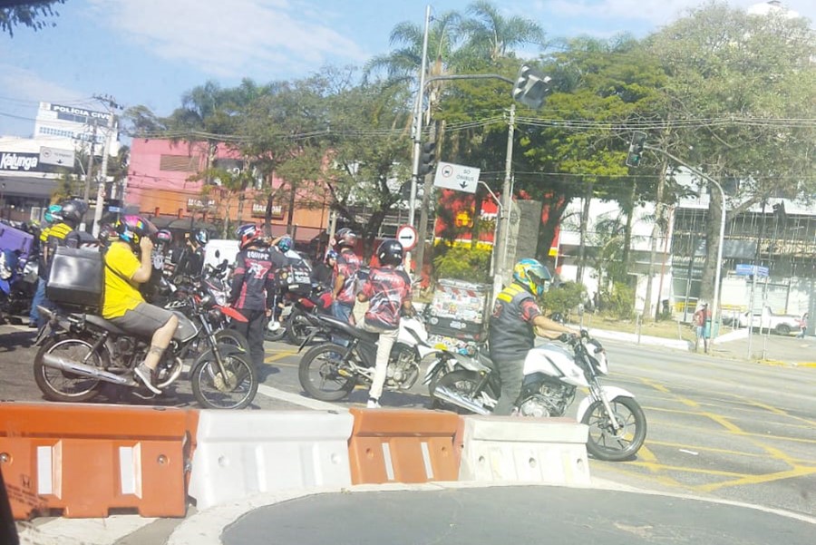 Motoqueiros realizaram protesto na tarde desta segunda-feira (13) e pediram por Justiça após a morte de Roney Rodrigues Andrade Oliveira