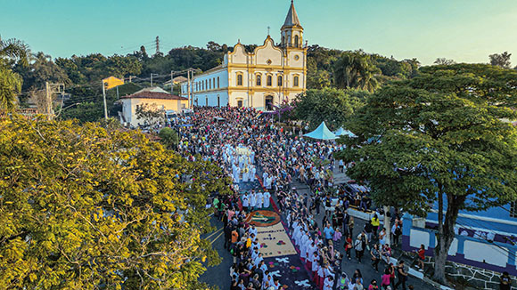 A tradicional Festa de Corpus Christi atrai moradores e turistas para as ruas de Santana de Parnaíba