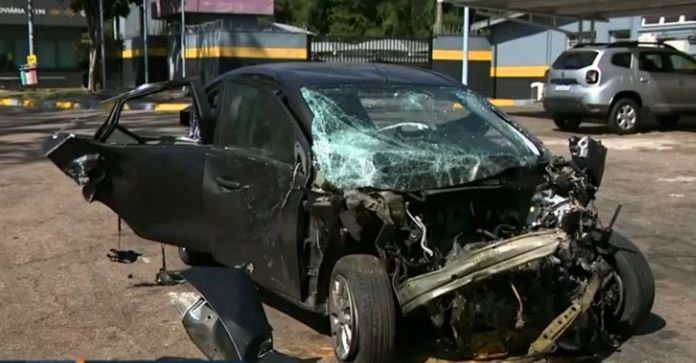 Carro de luxo atingiu um caminhão e o veículo de um motorista de aplicativo na altura do km 82 da Rodovia dos Bandeirantes