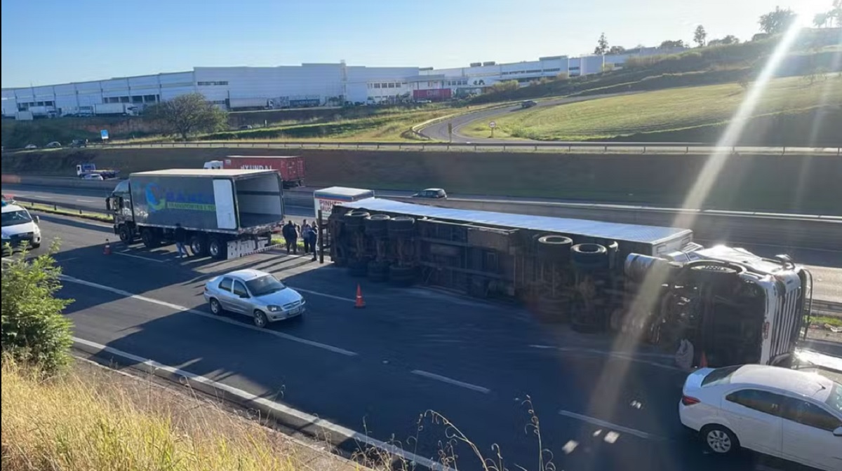 Caminhão de frango tomba na Rodovia Anhanguera