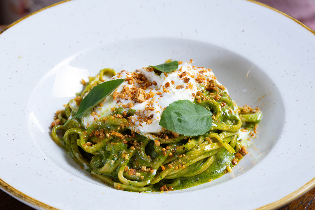 Linguine com molho pesto e burrata do restaurante Nonna Rosa