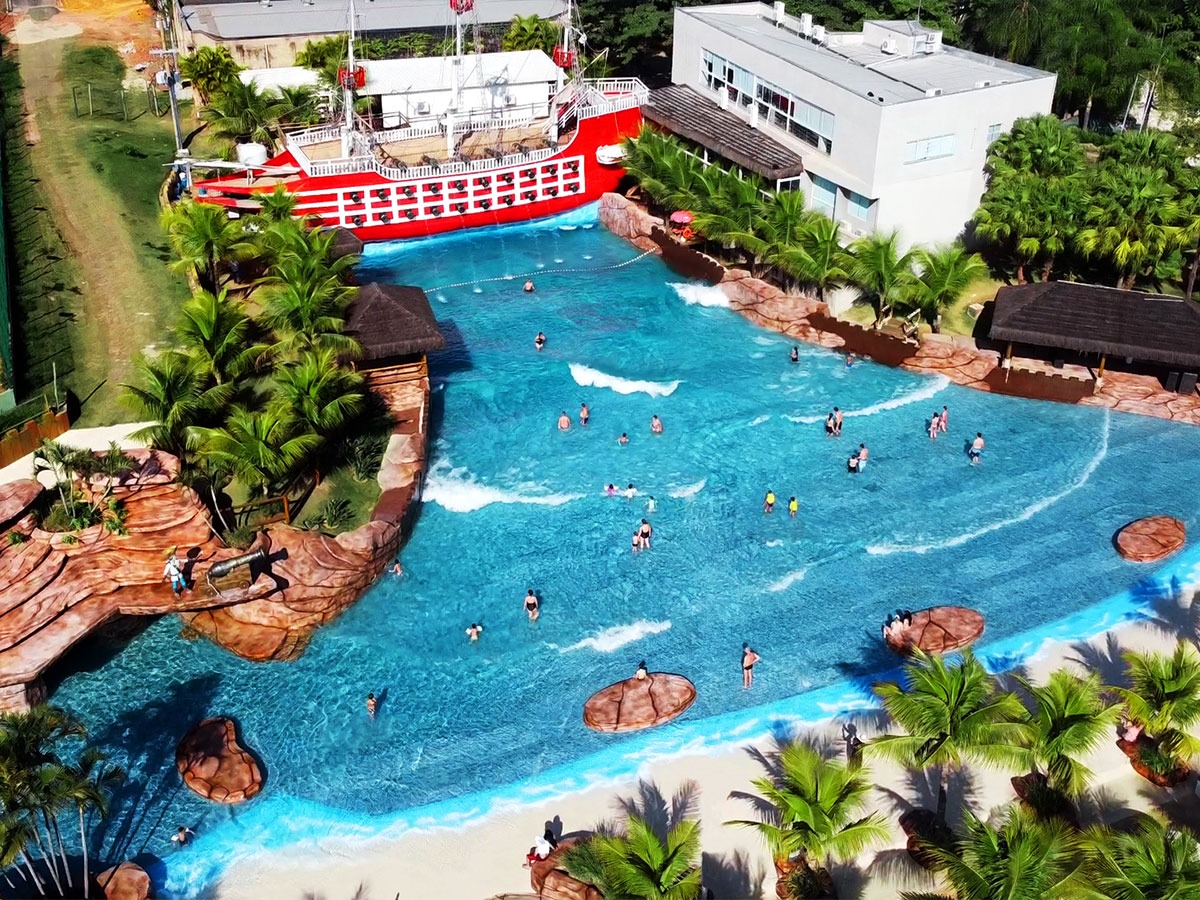 A maior piscina de ondas do Estado tem mais de mil metros quadrados de área construída e fica no Thermas Water Park