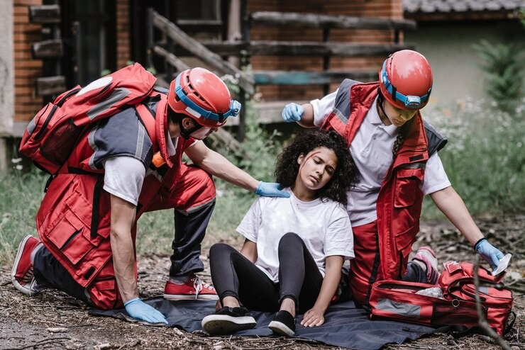 Paramedicos resgatando uma mulher durante um desastre