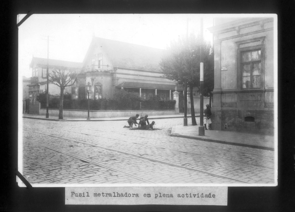 Soldados disparando tiros na Rua Duque de Caxias, durante a Revolução de 1924