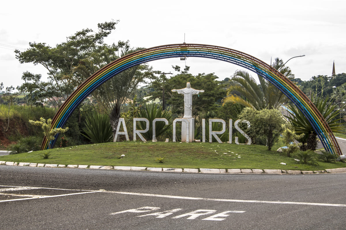 Portal de entrada do município de Arco-Íris - SP