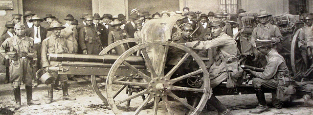 Tenente Cabanas e seus homens opera um canhão 75mm  1924