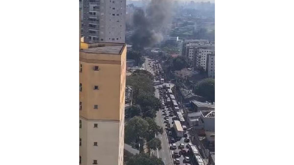 Moradores registraram trânsito intenso na Avenida Interlagos após ônibus pegar fogo