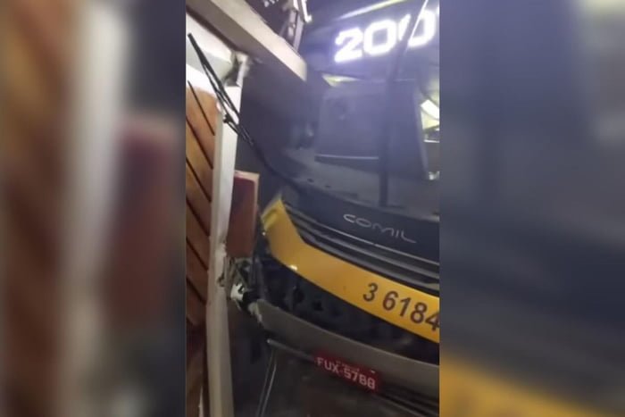 Motorista é baleado e perde controle de ônibus