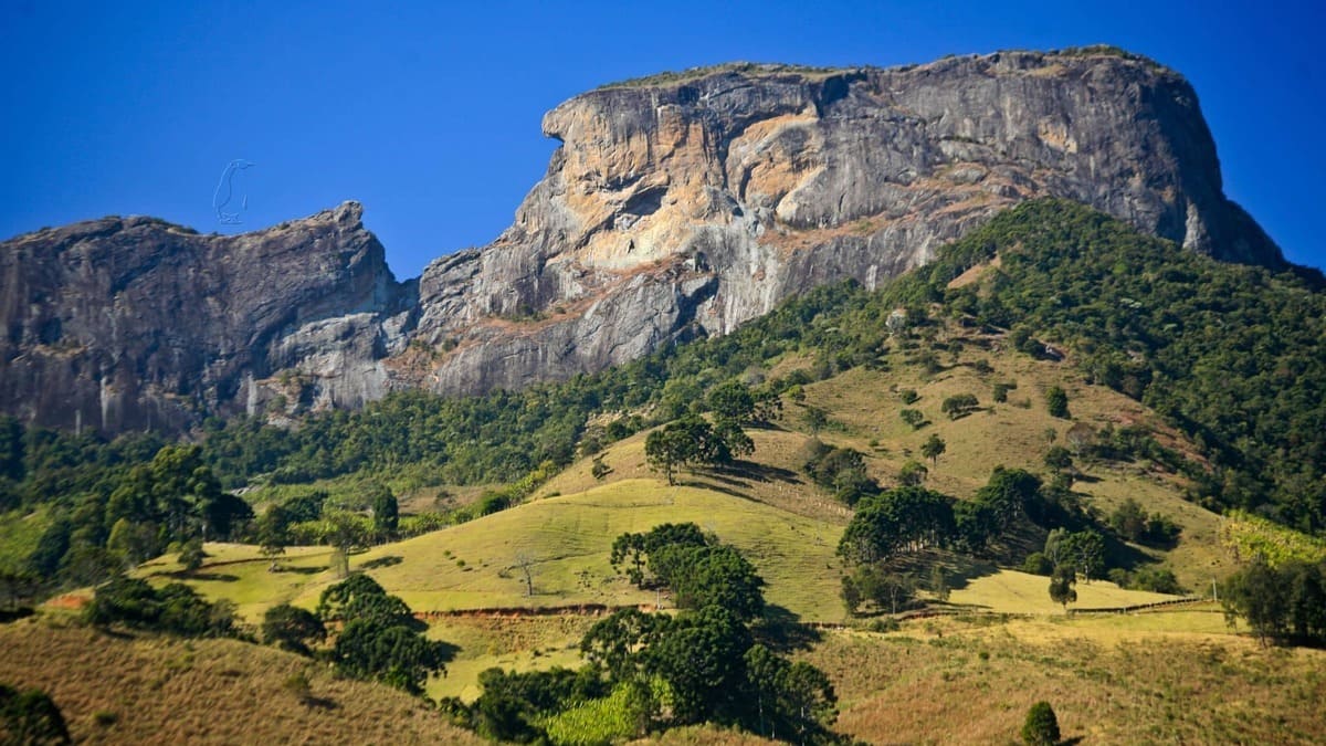 Complexo rochoso Pedra do Baú na Estância Climática São Bento do Sapucaí