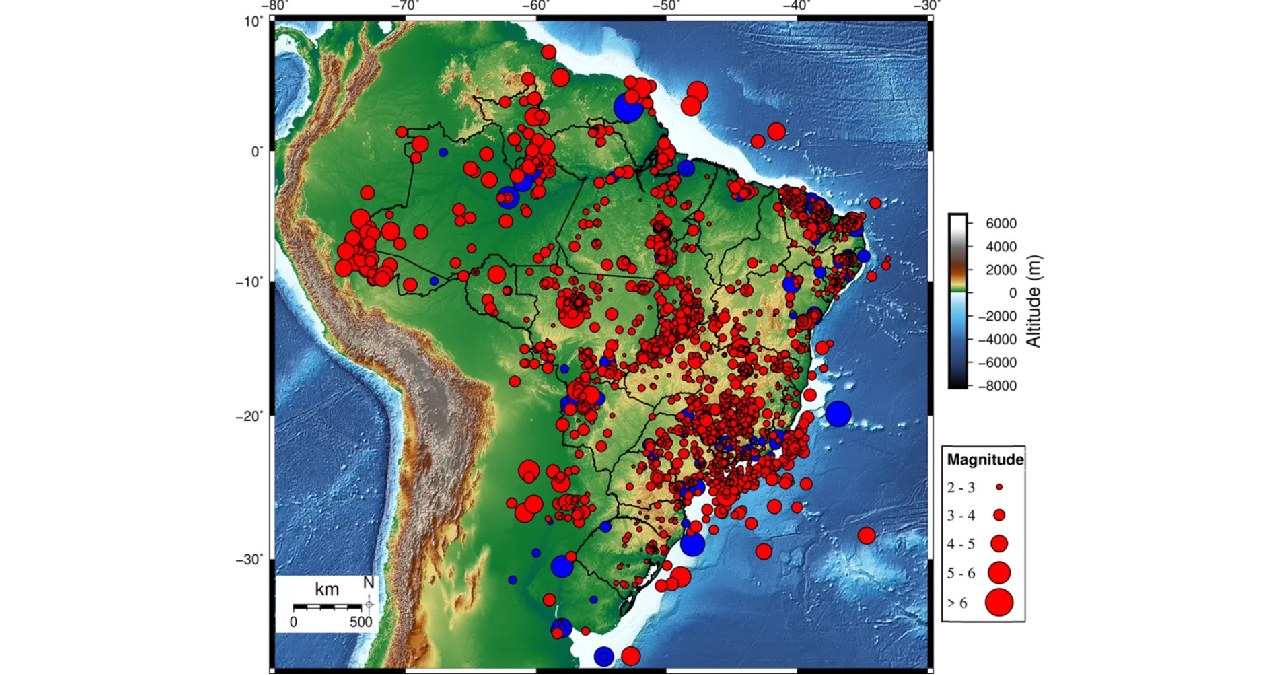 Distribuição dos sismos no Brasil. Os círculos azuis são os eventos relatados historicamente, enquanto que os círculos vermelhos representam os terremotos registrados a partir de sismógrafos.