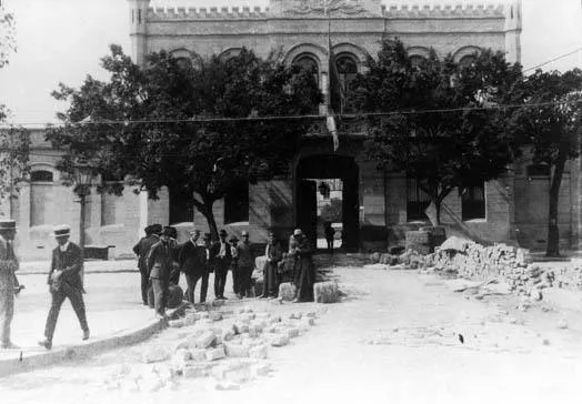 Trincheiras revolucionárias abandonadas em frente ao quartel da Força Pública de São Paulo, 1924