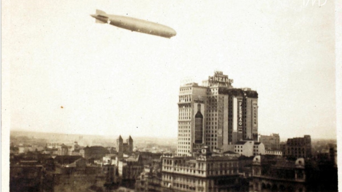 Voo do dirigível Graf Zeppelin sobre o centro da cidade, destaque para o edifício Martinelli