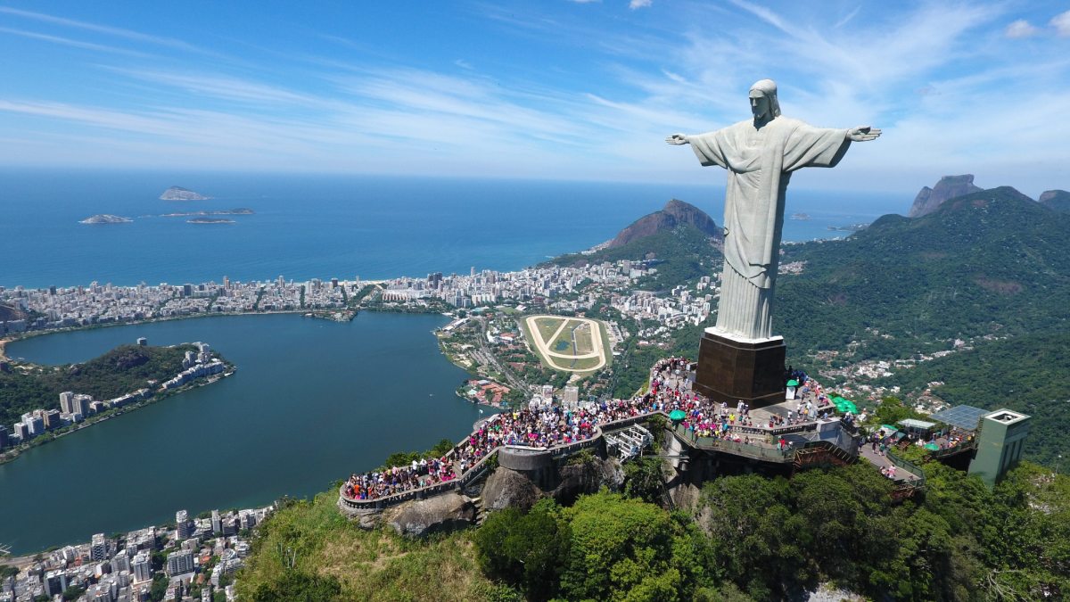 A cidade conta com diversos passeios incluindo o Cristo Redentor