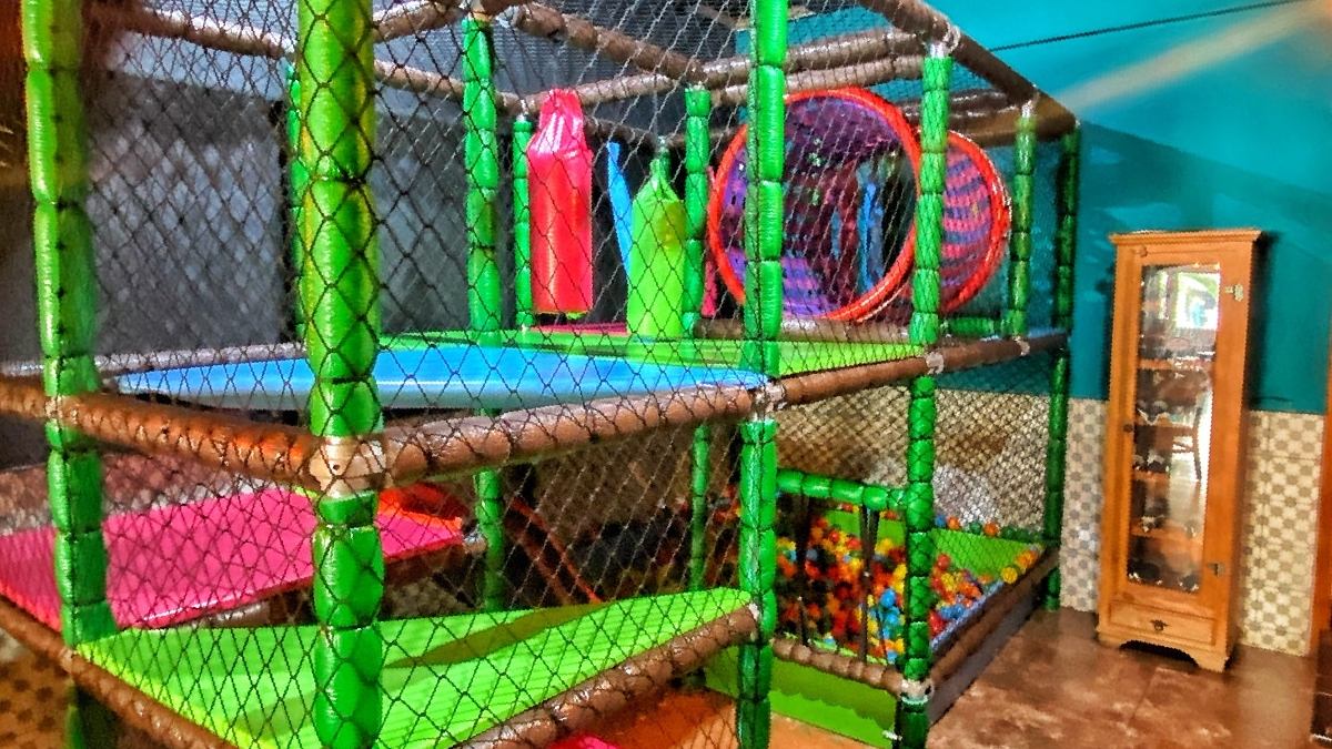 Espaço kids possui brinquedão, cama elástica e muita diversão para as crianças