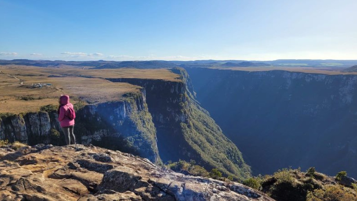 Expedição Cânion Preto proporciona um percurso de 14 quilômetros ao pé da Serra do Tabuleiro