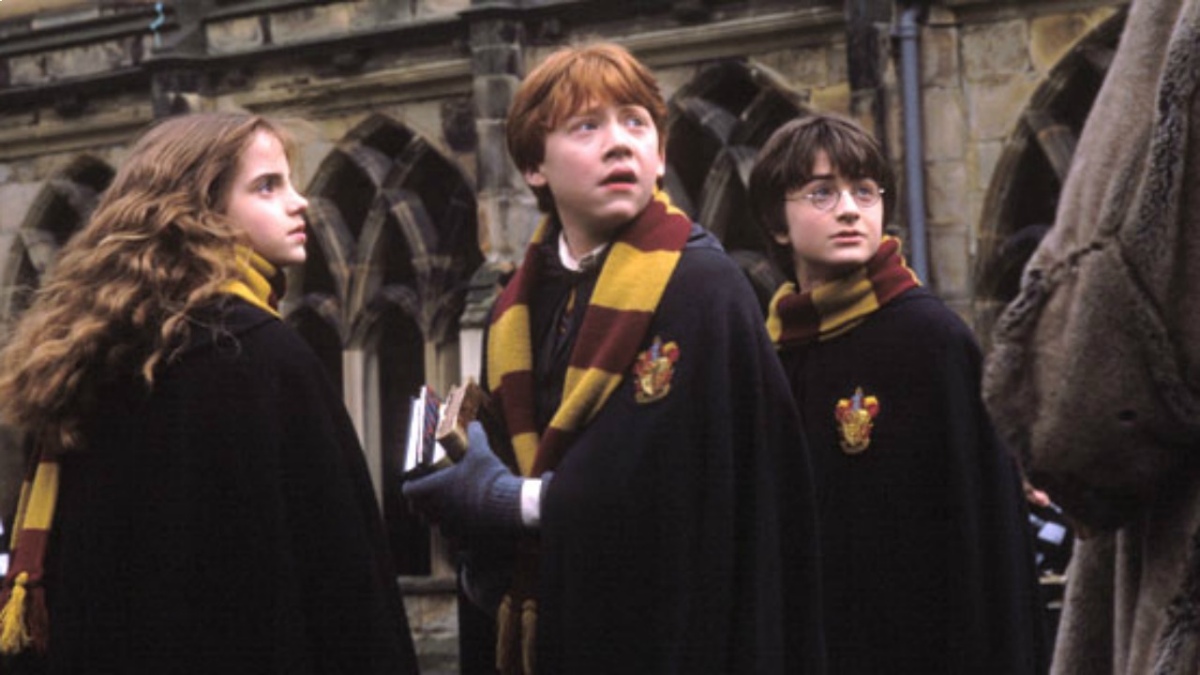 O segundo filme da saga é aberta, e o mal começa a assolar Hogwarts