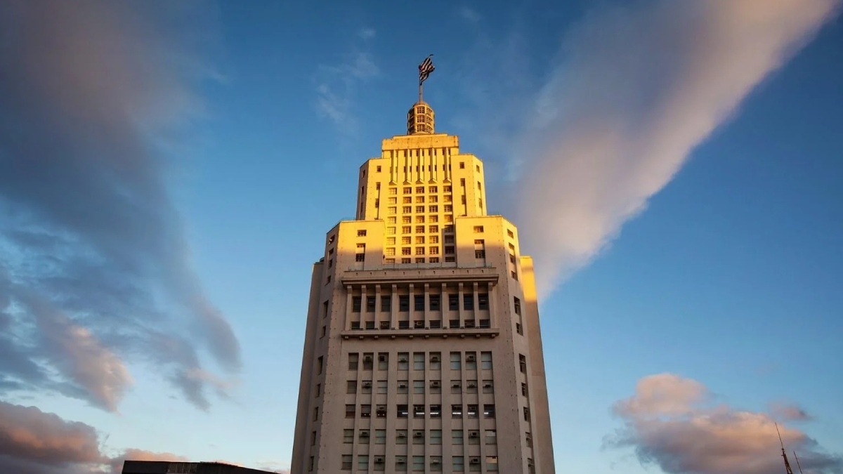 O Edifício Altino Arantes, o famoso farol santander, é o cartão postal da cidade de São Paulo. O prédio tem 155 metros de altura