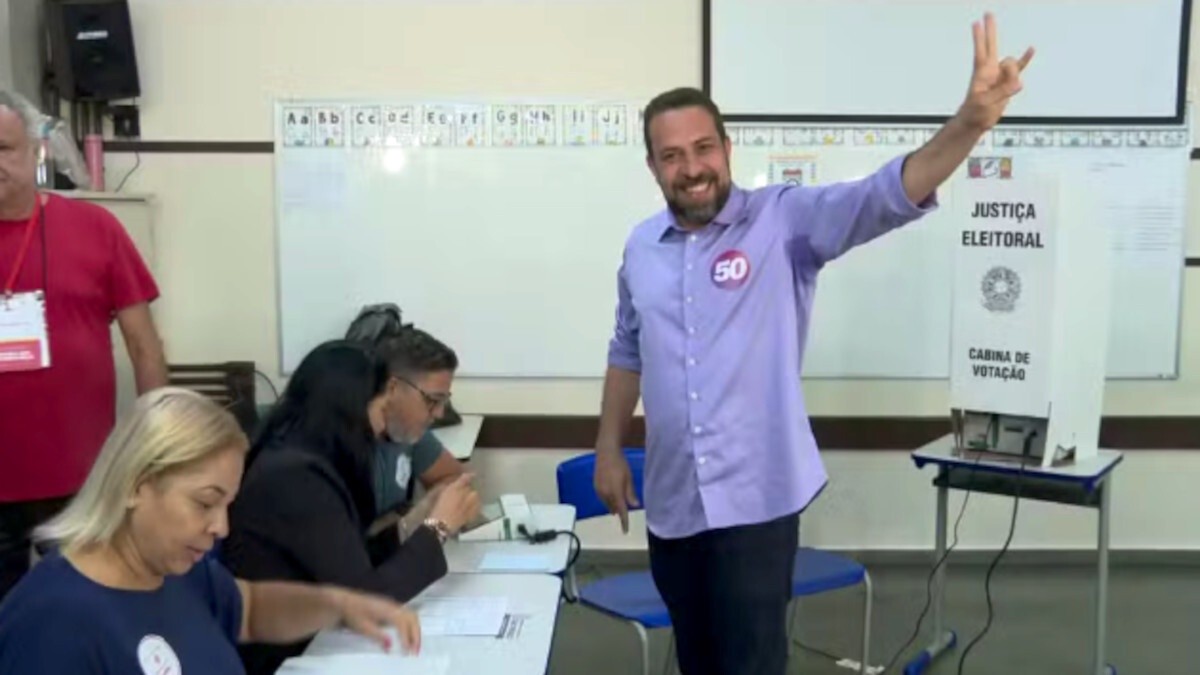 Guilherme Boulos (PSOL) candidato à Prefeitura de SP, vota em colégio na zona sul da Capital