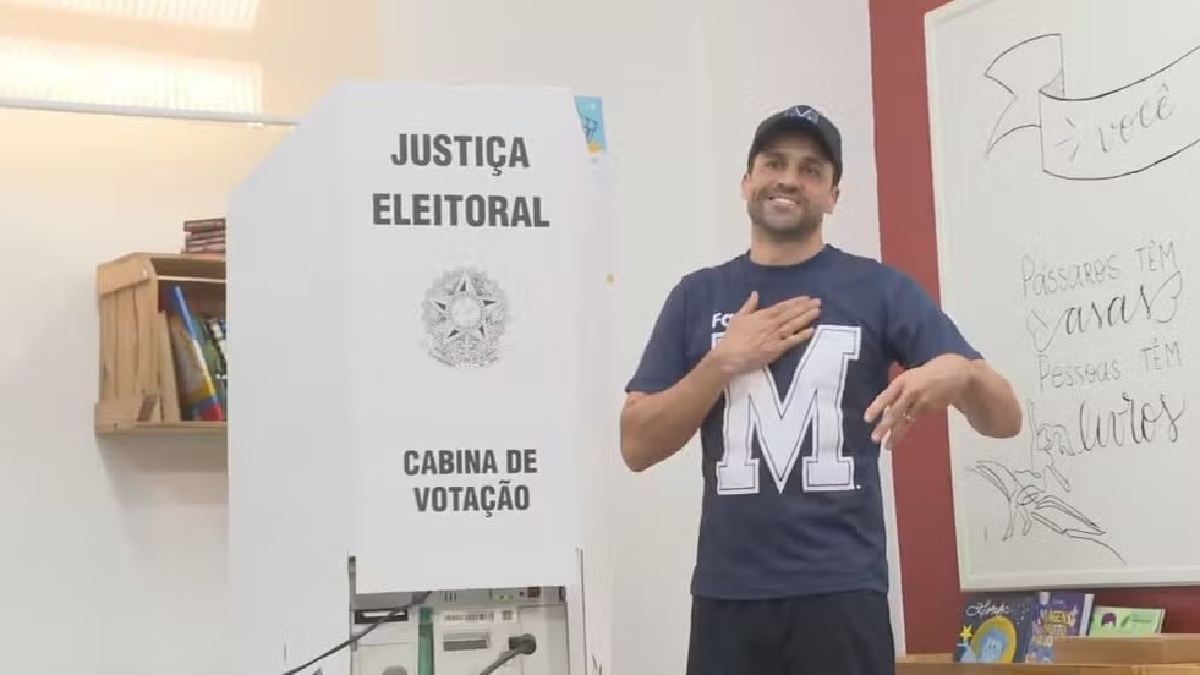 Marçal veste boné e camiseta com 