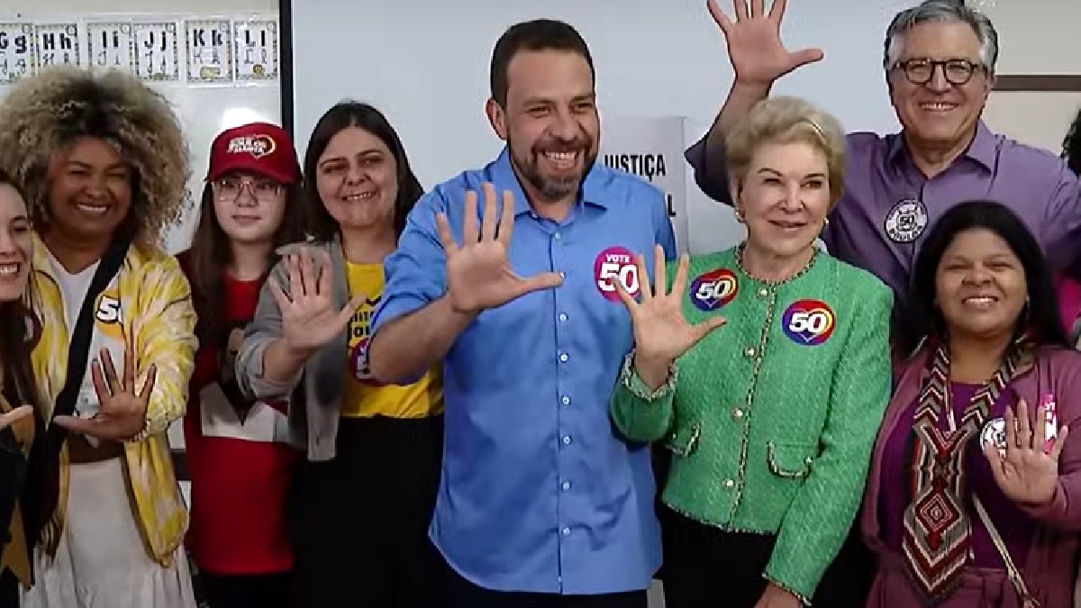 Boulos vota em São Paulo na presença de comitiva