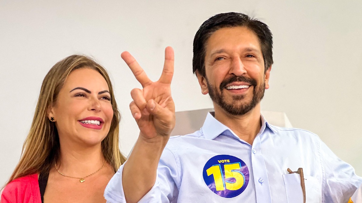 Atual prefeito também leva comitiva para votar em São Paulo/Divulgação