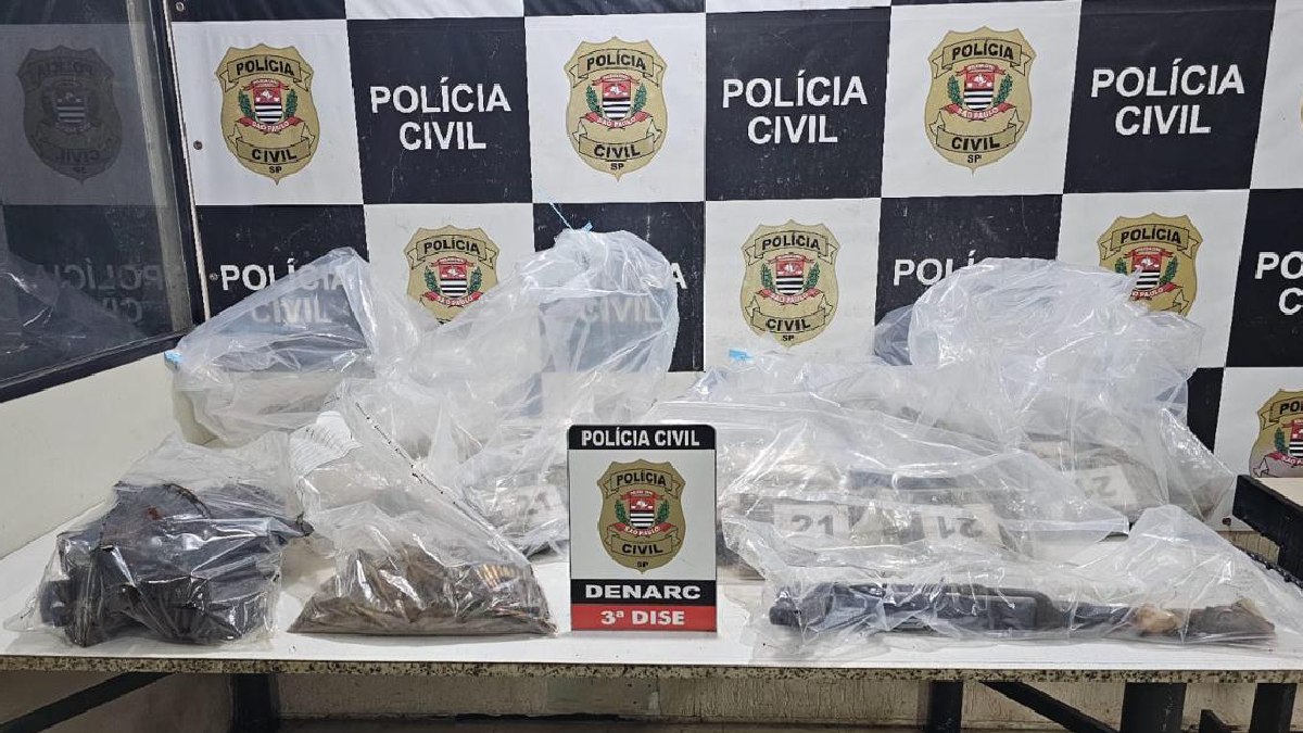 Foram encontrados três tijolos de cocaína na garagem, 48 tijolos no esconderijo, fuzil, munições, ao menos 14 carregadores