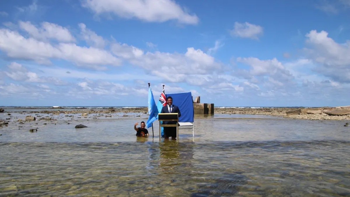 Ministro de Tuvalu grava vídeo para COP26 de dentro do mar para alertar que ilha está desaparecendo