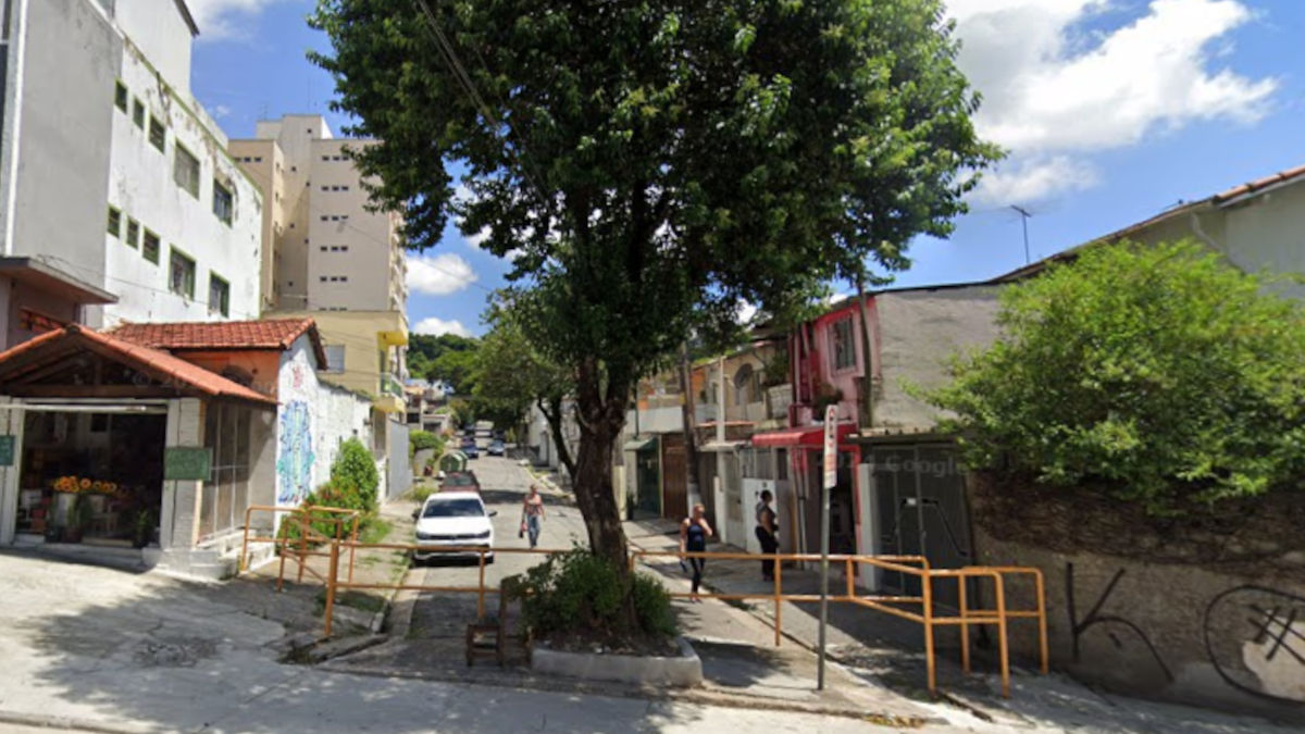 Av. Corifeu de Azevedo Marques, no Butantã, tem diversas saídas obstruídas por barreiras