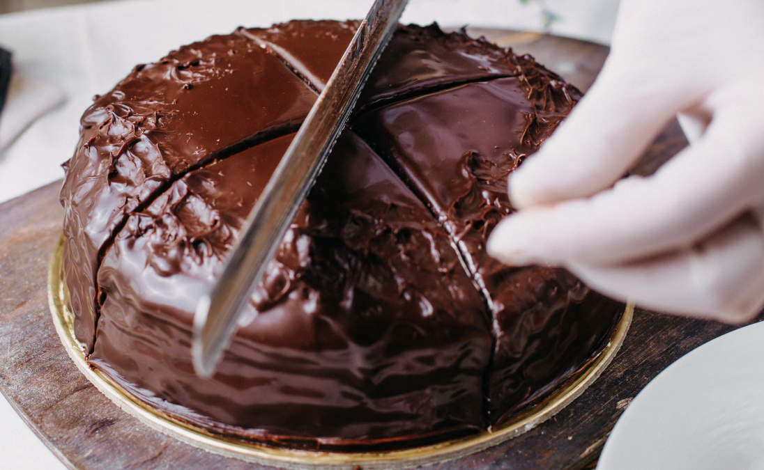 Se você quer saber como fazer um bolo de cenoura com calda de chocolate sem esforço, essa é a receita certa