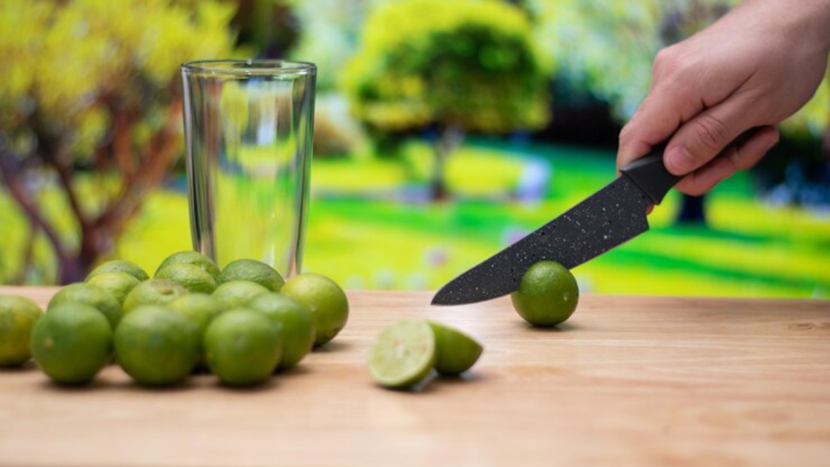 Pessoa cortando o limão para fazer o suco 