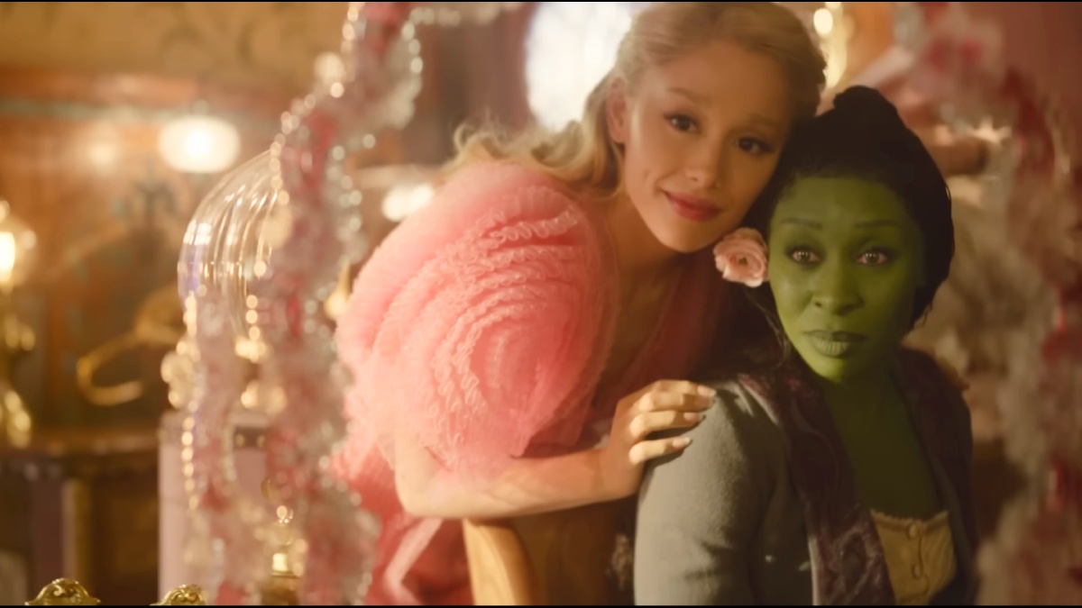 Glinda começa a ser gentil com Elphaba depois de fazê-la passar por uma humilhação pública