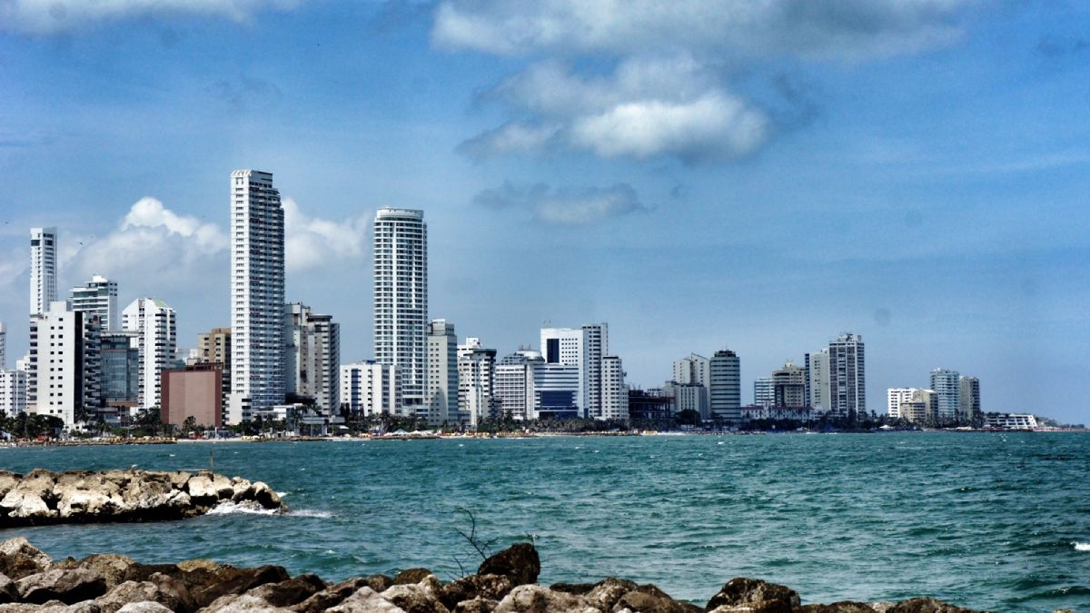 Cartagena tem paisagens deslumbrantes tanto de dia quanto de noite (Foto: Poirpom/Wikimedia Commons)