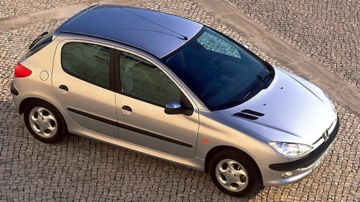 O Peugeot 206 tem um estilo alongado que virou marca registrada da marca (Foto: Divulgação)