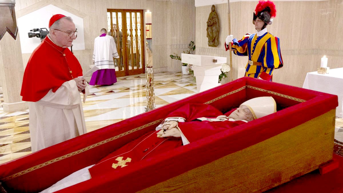 Primeiras imagens do papa Francisco no caixão são na capela da residência Casa Santa Marta