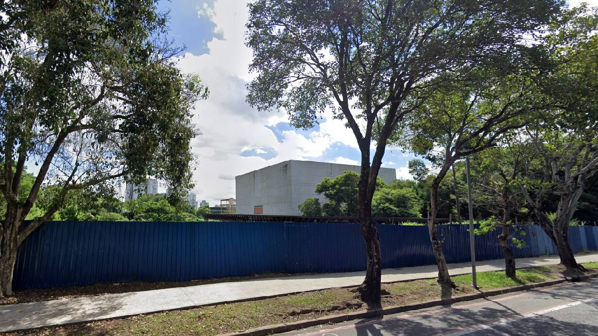 O prédio do Centro de Convenções é completamente rodeado por tapumes que impedem a entrada (Foto: Reprodução/Google Street View)