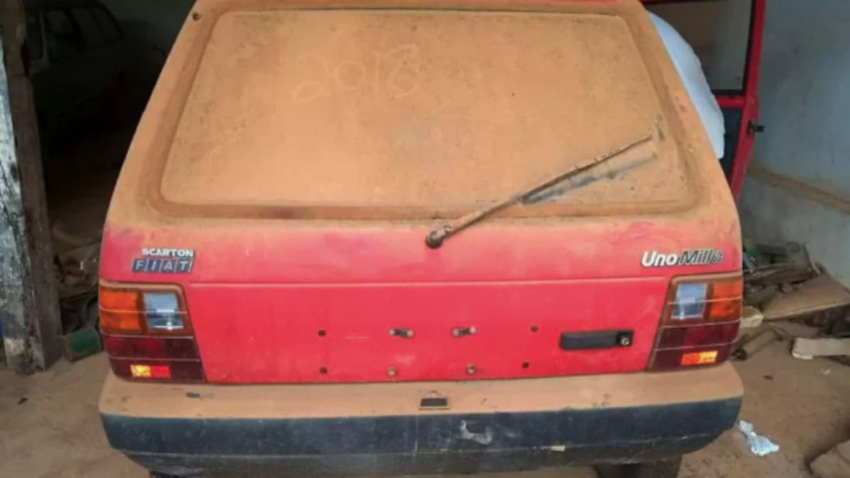 Fiat Mille 1990,1991 é flagrado ainda coberto por poeira antes de ser resgatado e higienizado para venda Imagem