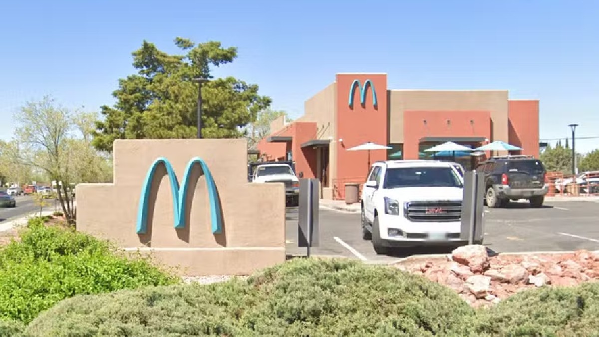 McDonald's nos EUA precisou trocar seu logo dourados e utilizar arcos azuis