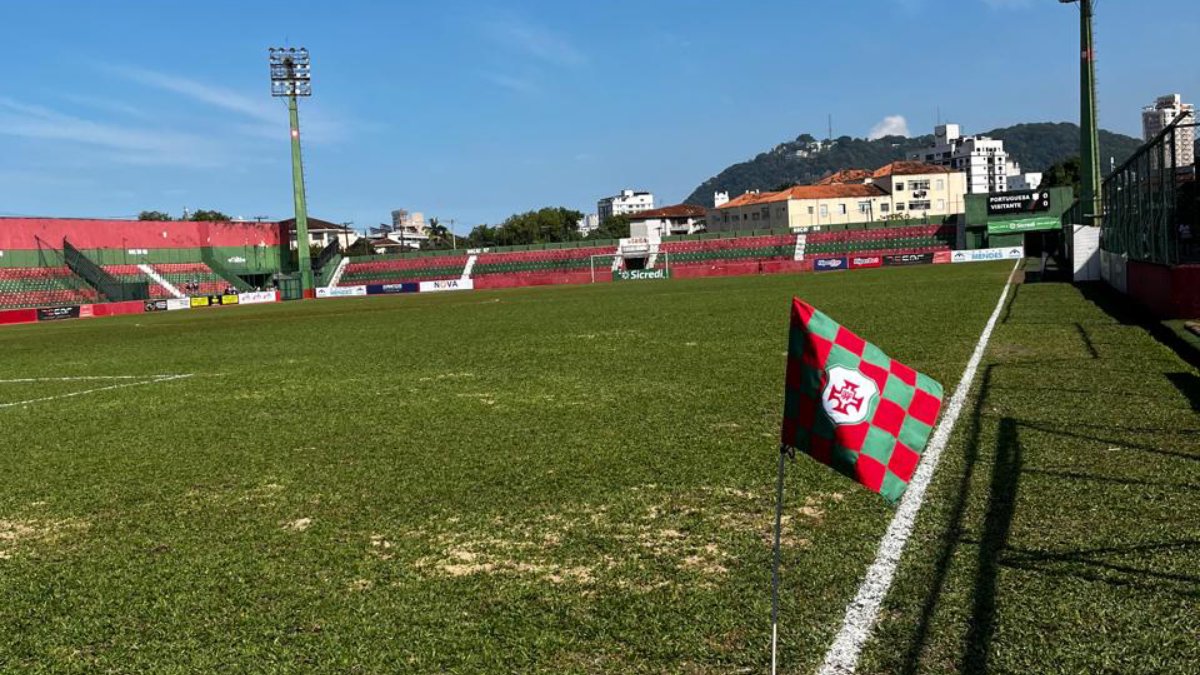 Estádio Ulrico Mursa com a bandeira da Portuguesa Santista
